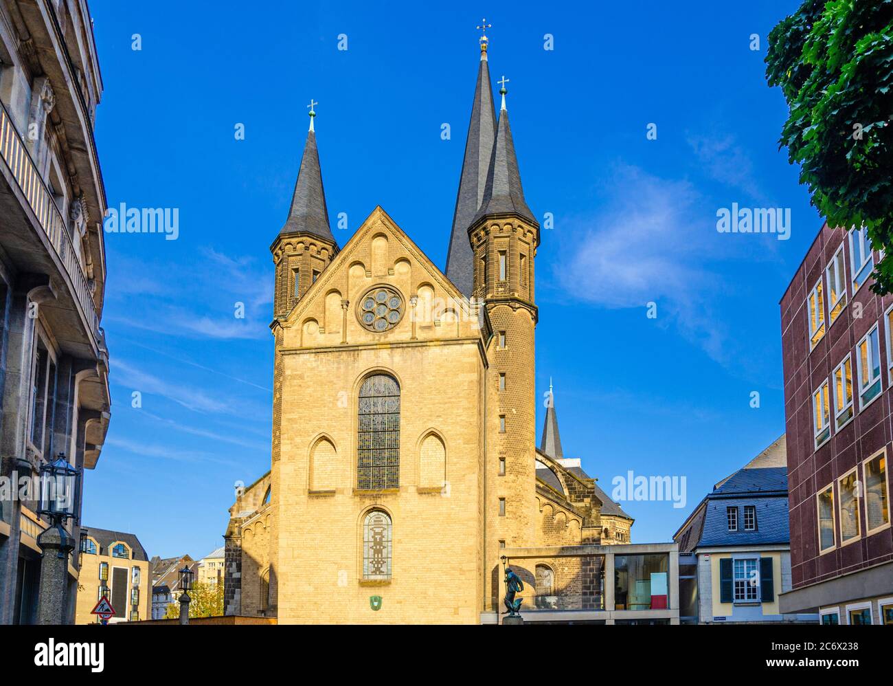 Bonn Münster oder Bonner Münster Römisch-katholische Kirche romanische Architektur Gebäude in der historischen Innenstadt, blauer Himmel Hintergrund, Nordrhein-Westfalen Region, Deutschland Stockfoto