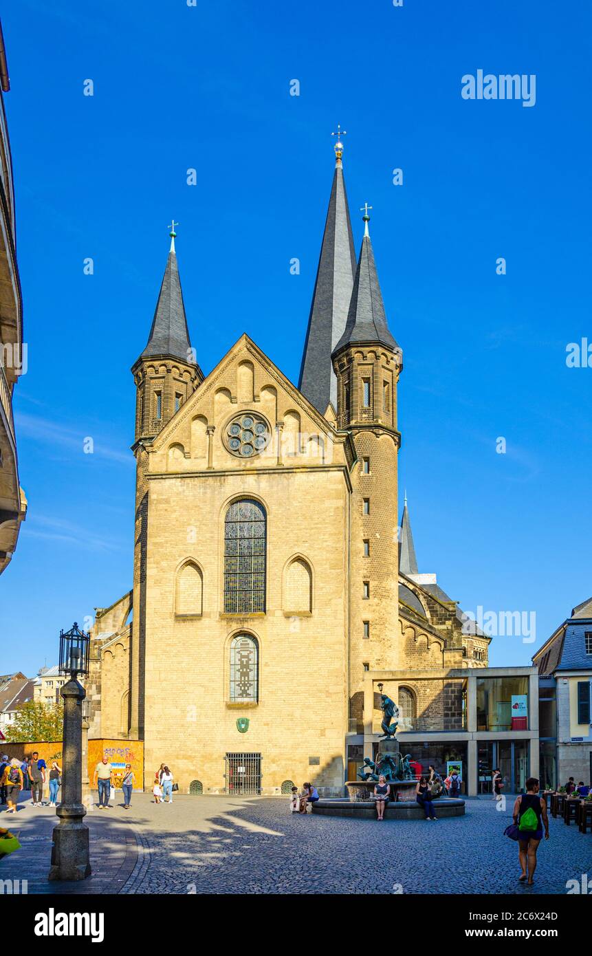 Bonn, 23. August 2019: Münster oder Bonner Münster römisch-katholische Kirche romanischer Baubau und Martinsbrunnen-Martin-Brunnen im historischen Zentrum Nordrhein-Westfalens Stockfoto