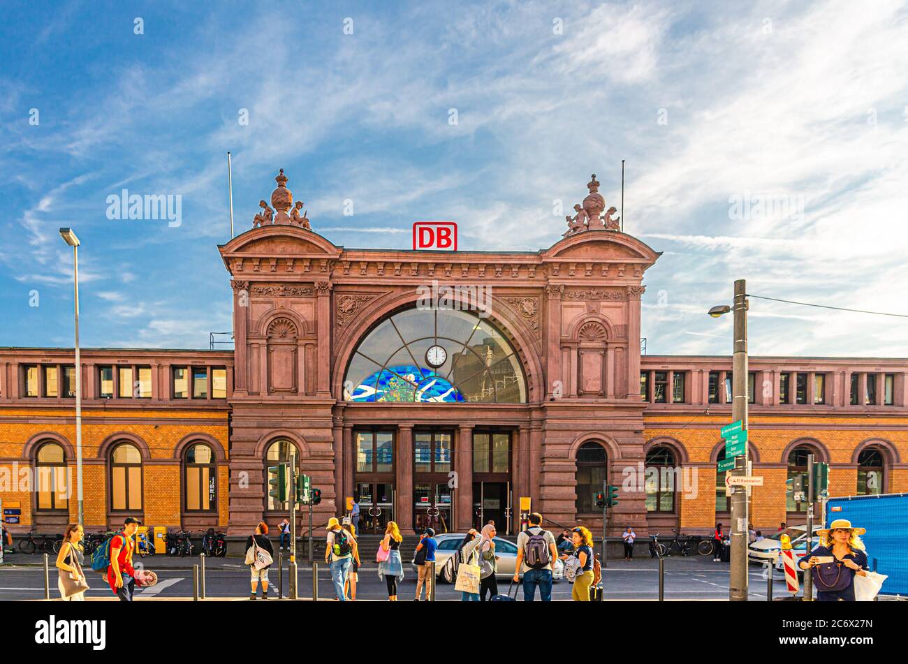 Bonn, 23. August 2019: Bonner Hauptbahnhof Hbf Gebäude und Menschen überqueren Straße in der historischen Innenstadt, Nordrhein-Westfalen Region Stockfoto