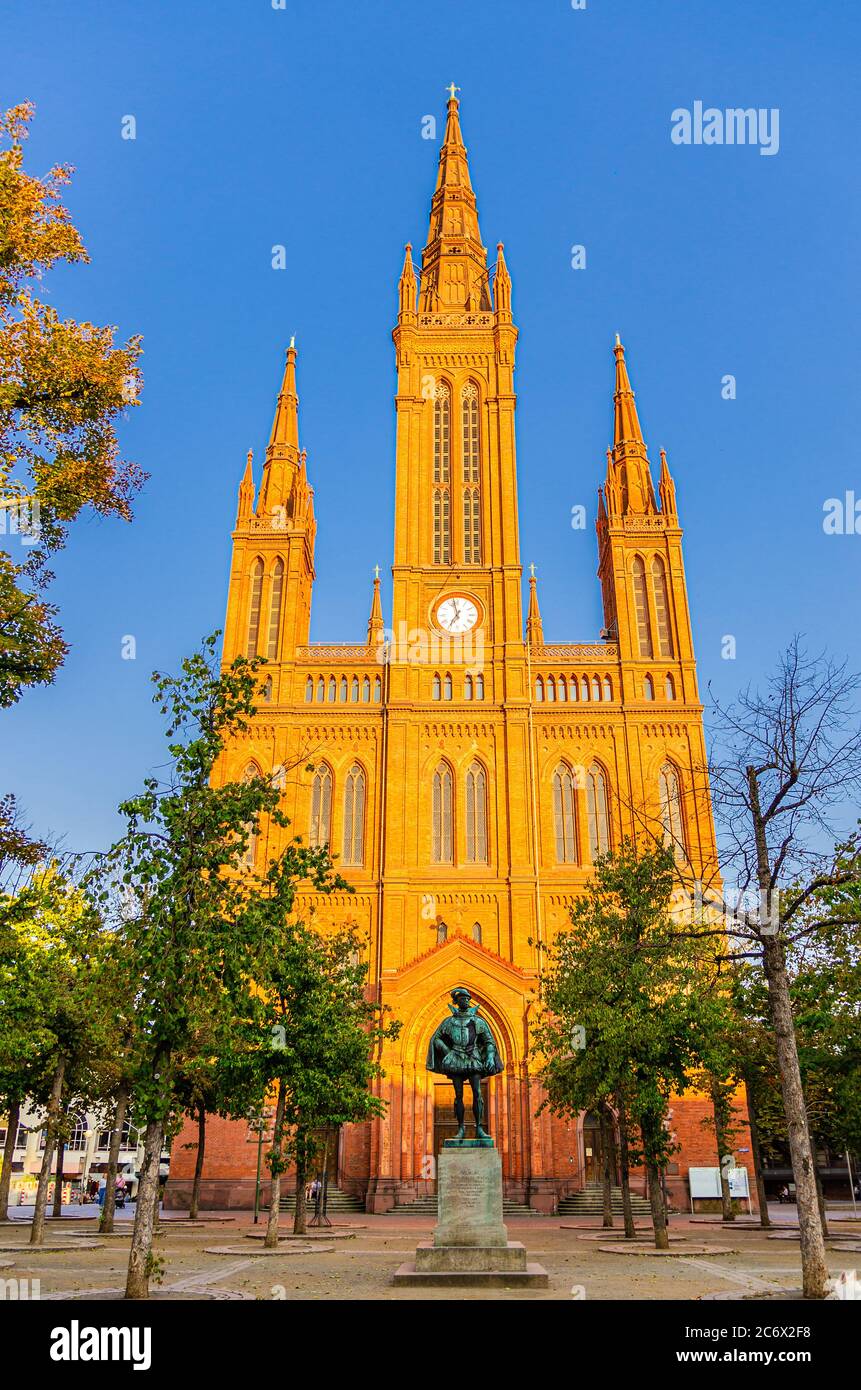 Evangelischer Markt Evangelische Kirche Wiesbaden oder Marktkirche neogotischen Stil Gebäude und Wilhelm-Denkmal auf Schlossplatz Schlossplatz in der historischen Innenstadt, Land Hessen, Deutschland Stockfoto