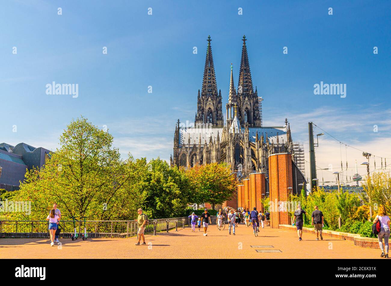 Köln, 23. August 2019: Touristen gehen auf dem Fußgängerplatz in der Nähe des Ludwig Museums mit Blick auf den Dom Römisch-Katholische Kirche St. Peter gotischen Stil Gebäude Stockfoto