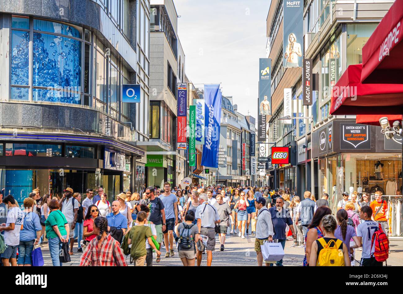 Köln, 23. August 2019: Menschenmenge Touristen zu Fuß auf der Fußgängerzone Hohestraße mit vielen Multibrand-Läden und Geschäften in der historischen Innenstadt Stockfoto