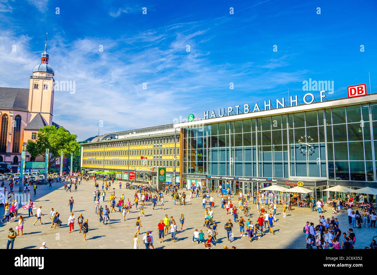 Köln, 23. August 2019: Kölner Hauptbahnhof Hauptbahnhof und St. Maria Himmelfahrt Marienkirche in der Altstadt, blauer Himmel im Hintergrund Stockfoto