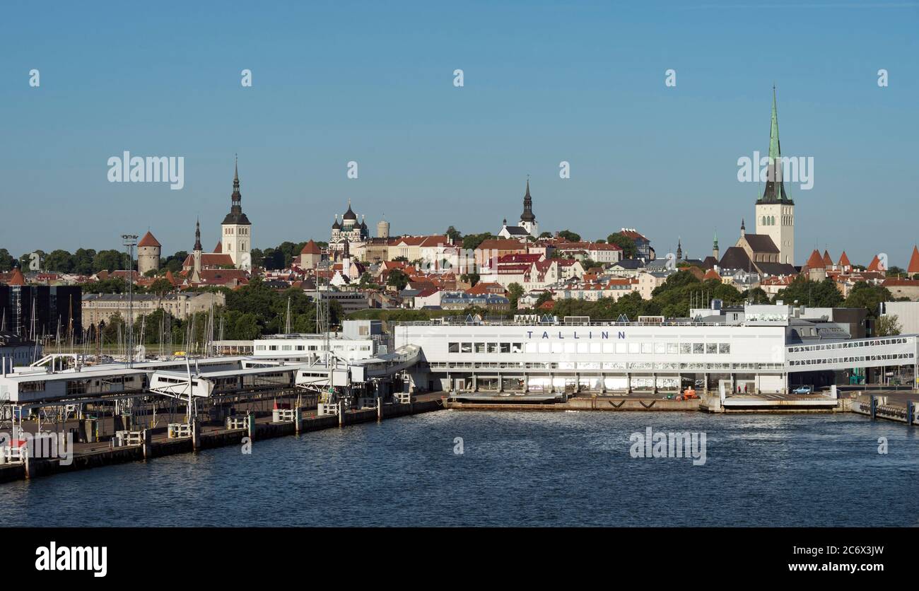 Tallinn Hafen in Estland, zeigt die Altstadt Stockfoto