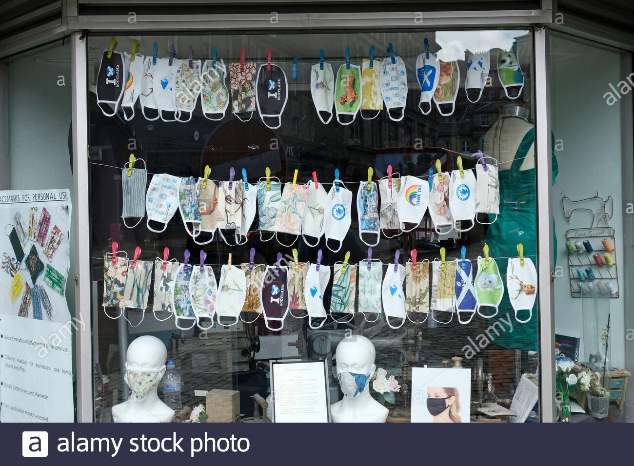 Schaufenster mit Gesichtsmasken zum Verkauf als Reaktion auf die Coronavirus-Pandemie Covid-19 Stockfoto