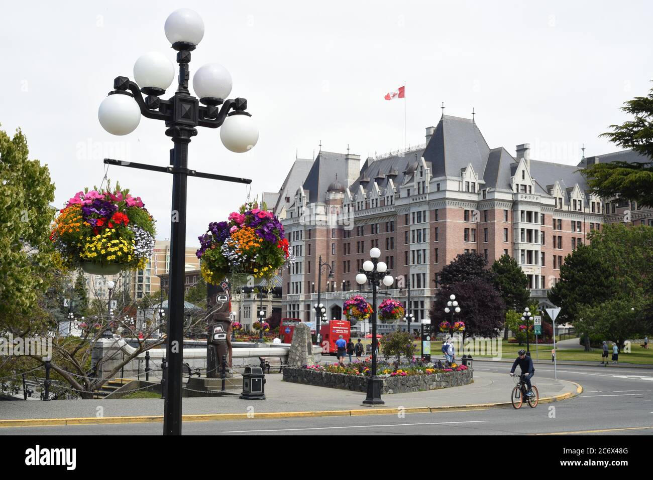 Blick auf hängende Blumenkörbe und das historische Fairmont Empress Hotel in der Innenstadt von Victoria, Britsih Columbia, Kanada auf Vancouver Island. Stockfoto