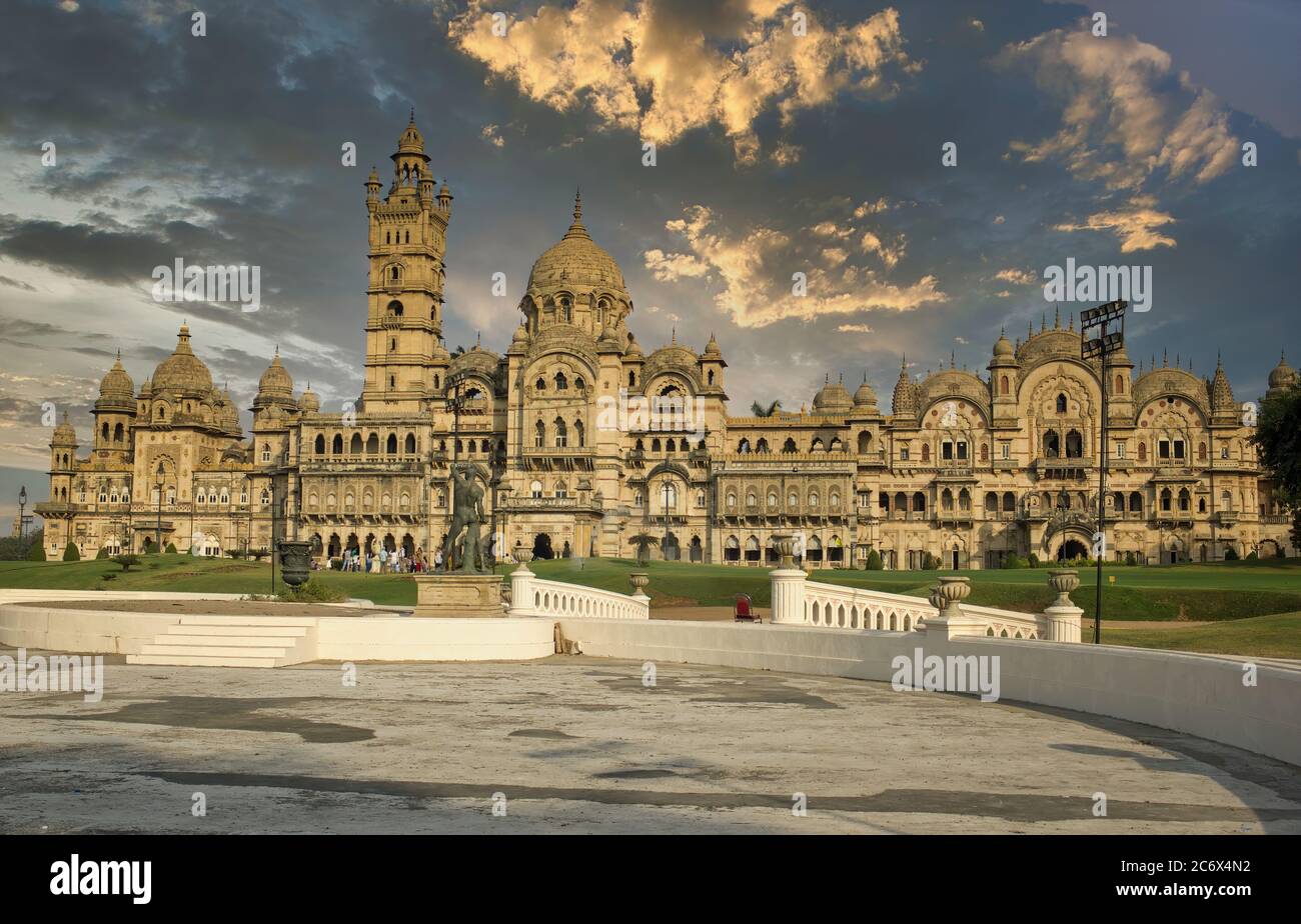 Vadodara, Indien - 16. November 2012: Vorderansicht des Lakshmi Vilas Palastes im Staat Gujarat, wurde von der Gaekwad maratha Familie, wh Stockfoto