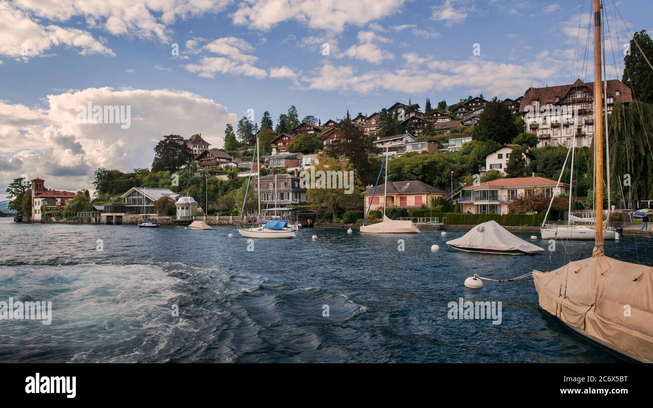 Oberhofen (Oberhofen am Thunersee) ist ein Dorf am Thunersee mit einem Schloss mit einer Geschichte, die weit zurückreicht, der Schweiz Stockfoto