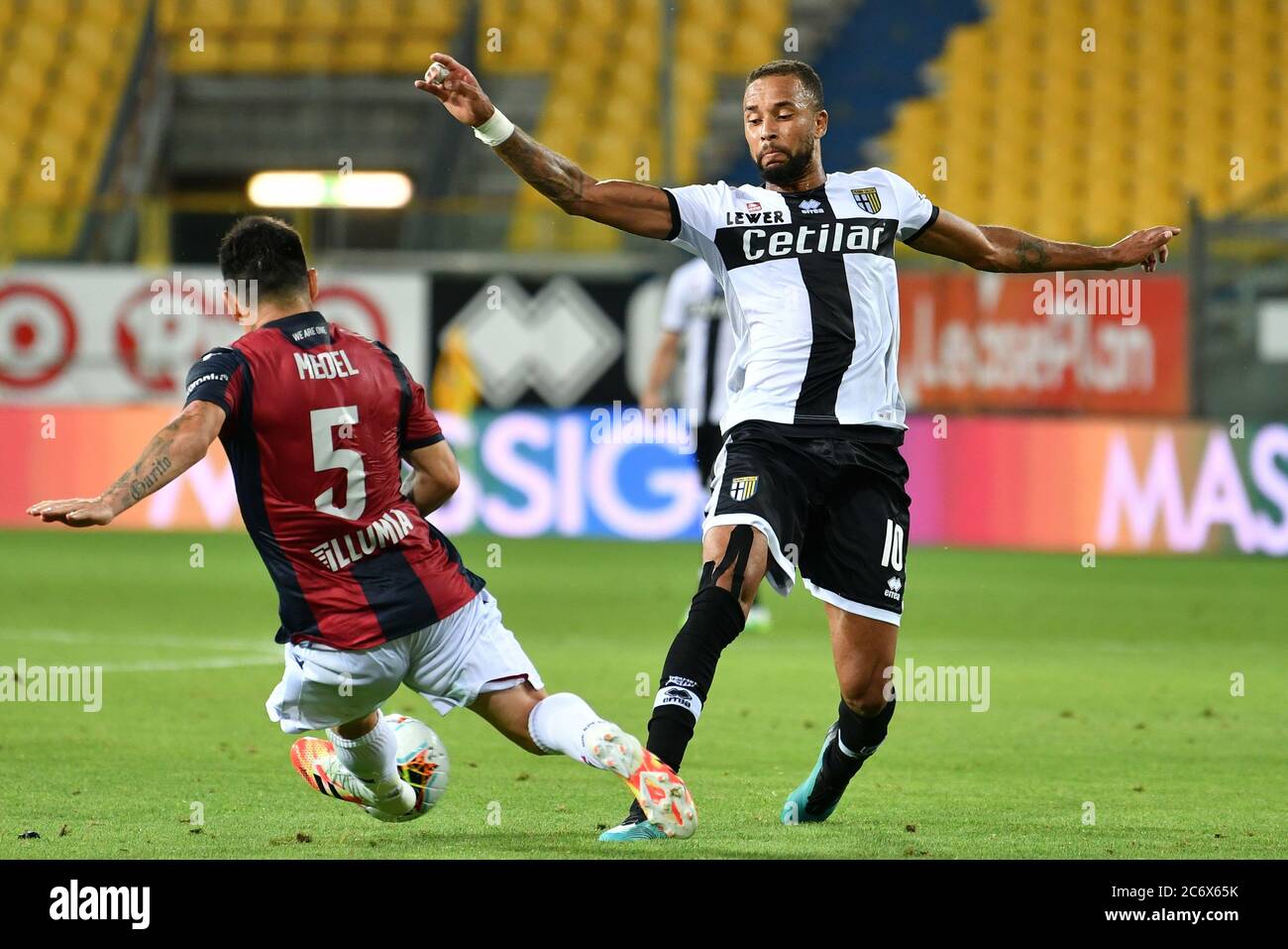 Parma, Italien. 12. Juli 2020. parma, Italien, 12. Juli 2020, Hernani Jr (Parma) und Gary Medel (Bologna) während des Fußballmatches Parma gegen Bologna - italienische Serie A - Credit: LM/Alessio Tarpini Credit: Alessio Tarpini/LPS/ZUMA Wire/Alamy Live News Stockfoto