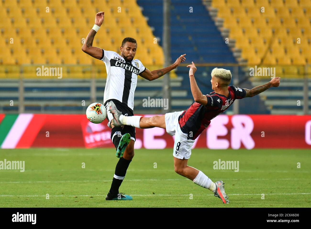 parma, Italien, 12 Jul 2020, Hernani Jr (Parma) und Nicolas Dominguez (Bologna) während Parma gegen Bologna, italienische Serie A Fußballspiel - Credit: LM/Alessio Tarpini/Alamy Live News Stockfoto