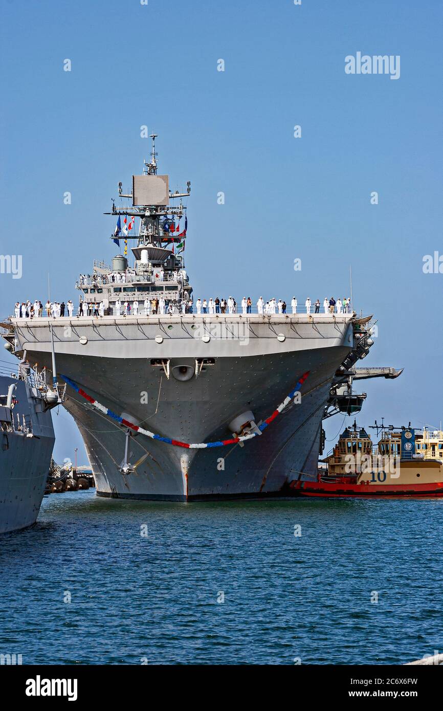 Am Sonntagmorgen, dem 12. Juli 2020, brach eine Explosion auf der USS Bonhomme Richard aus, während sie in ihrem Heimathafen am Marinestützpunkt San Diego anlieg. Dies ist ein Foto der USS Bonhomme Richard, die 2005 nach Hause zum Marinestützpunkt San Diego zurückkehrte. Stockfoto