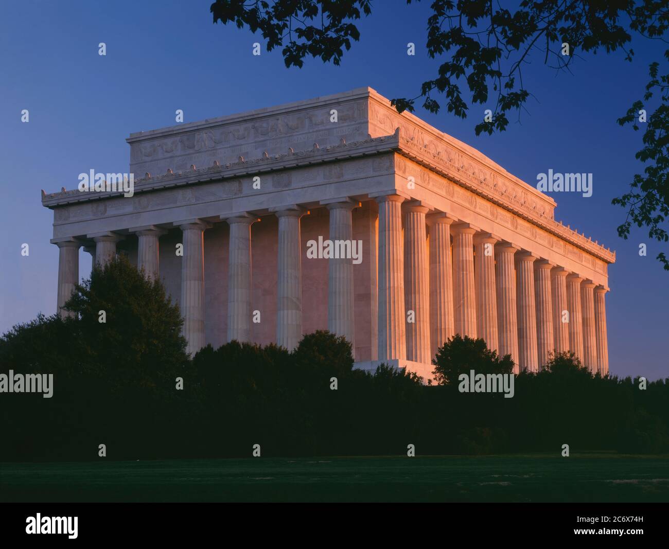 Washington D.C./APR das erste Licht erwärmt die Säulen des Lincoln Memorial, das am westlichen Ende der Mall steht. Dieses Gebäude wurde von Hen entworfen Stockfoto