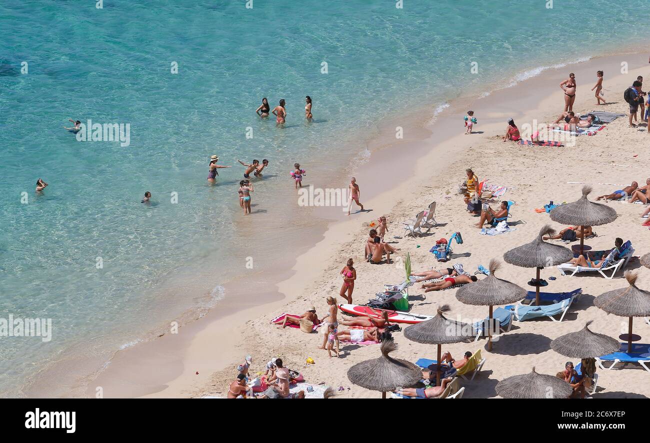 Sonnenbaden in Portals Nous Strand auf Mallorca während des COVID-19 Ausbruch auf der spanischen Insel Mallorca Stockfoto