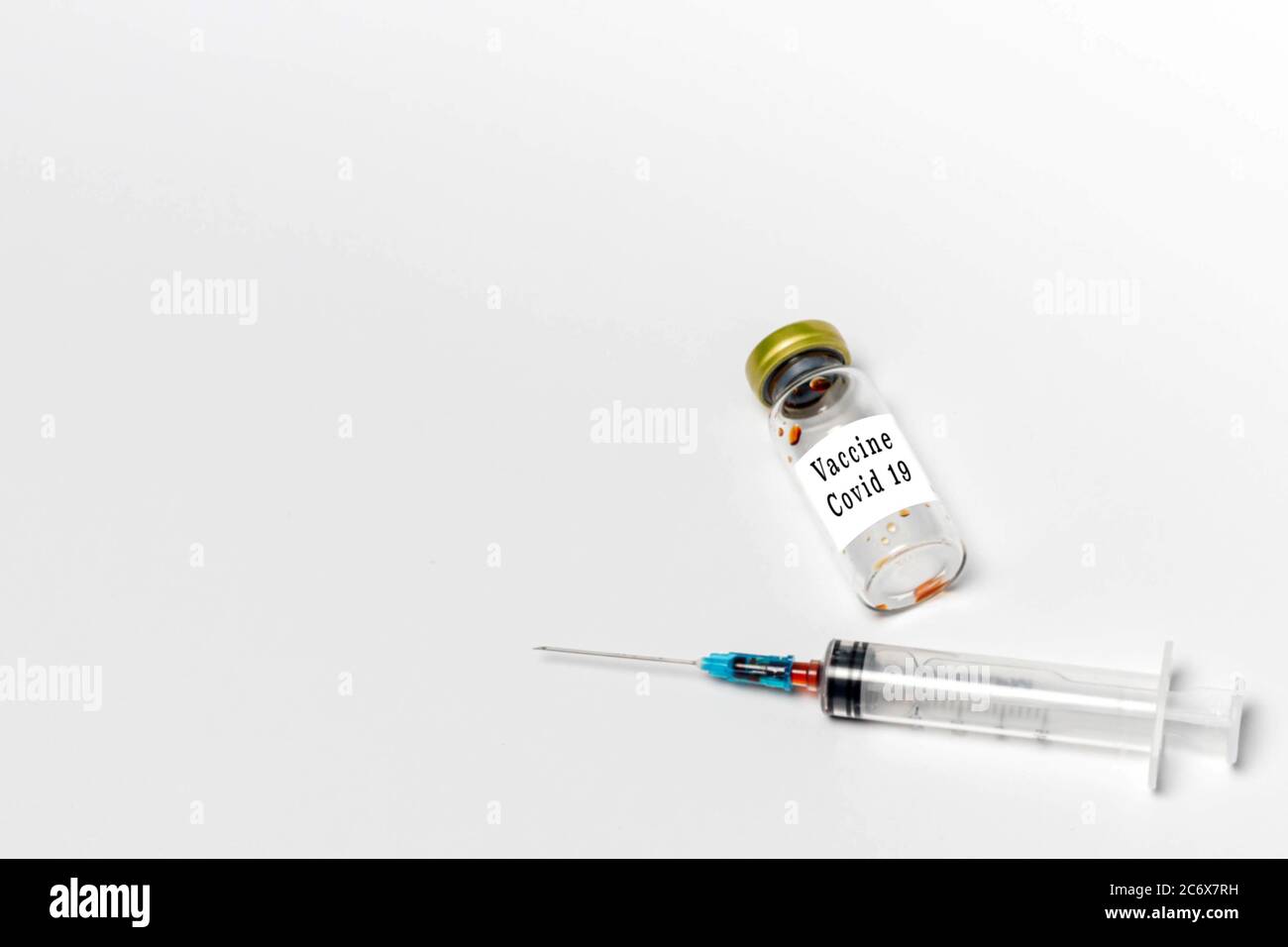 Gebrauchte medizinische Fläschchen mit Coronavirus-Impfstoff und hypodermischer Spritze isoliert auf weißem Hintergrund. Impfstoffbanner, Draufsicht, Kopierbereich Stockfoto