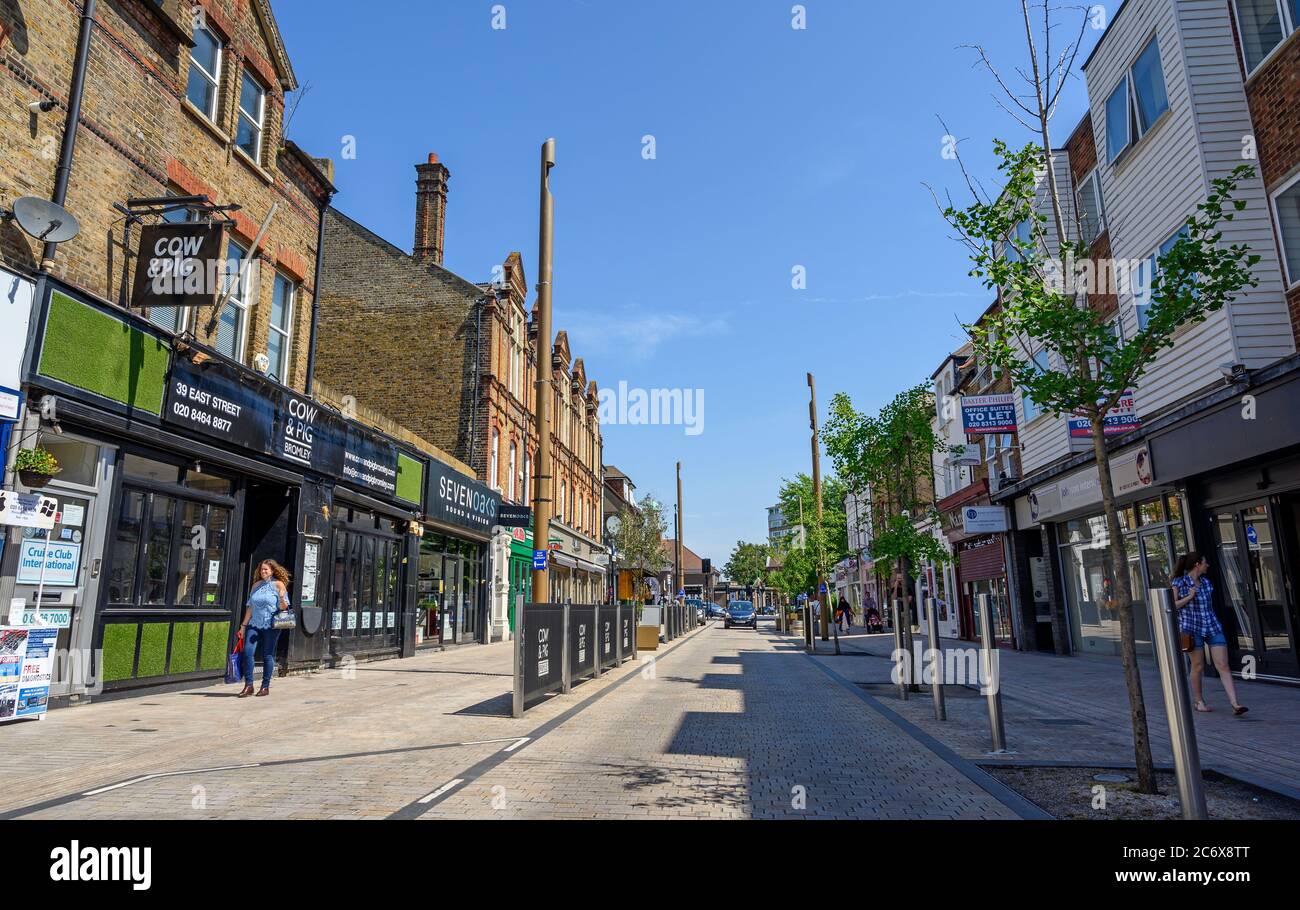 Bromley (Großraum London), Kent, Großbritannien. East Street Einkaufsstraße in Bromley mit Restaurants, Geschäften und Fußgängern zu Fuß entlang der Straße. Stockfoto