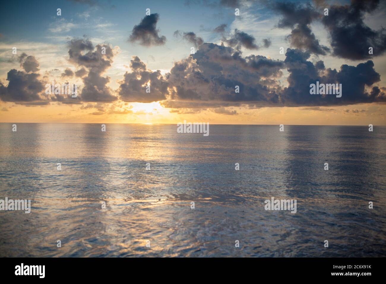 Sonnenaufgang über dem Atlantik am Juno Beach an Floridas Ostküste Stockfoto