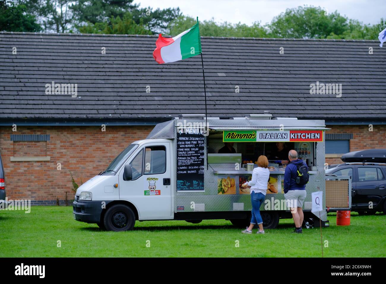 Stone / Großbritannien - Juli 12 2020: Street Food Festival in Stone, Staffordshire während der sozialen Distanzierung. Mimmos italienische Küche und Kunden. Stockfoto