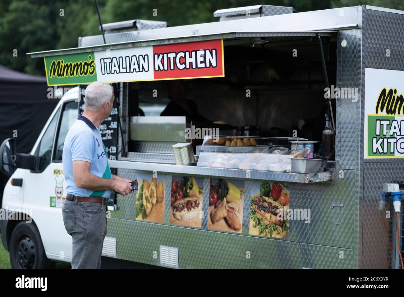 Stone / Großbritannien - Juli 12 2020: Street Food Festival in Stone, Staffordshire während der sozialen Distanzierung. Mimmos italienische Küche und Kunden. Stockfoto