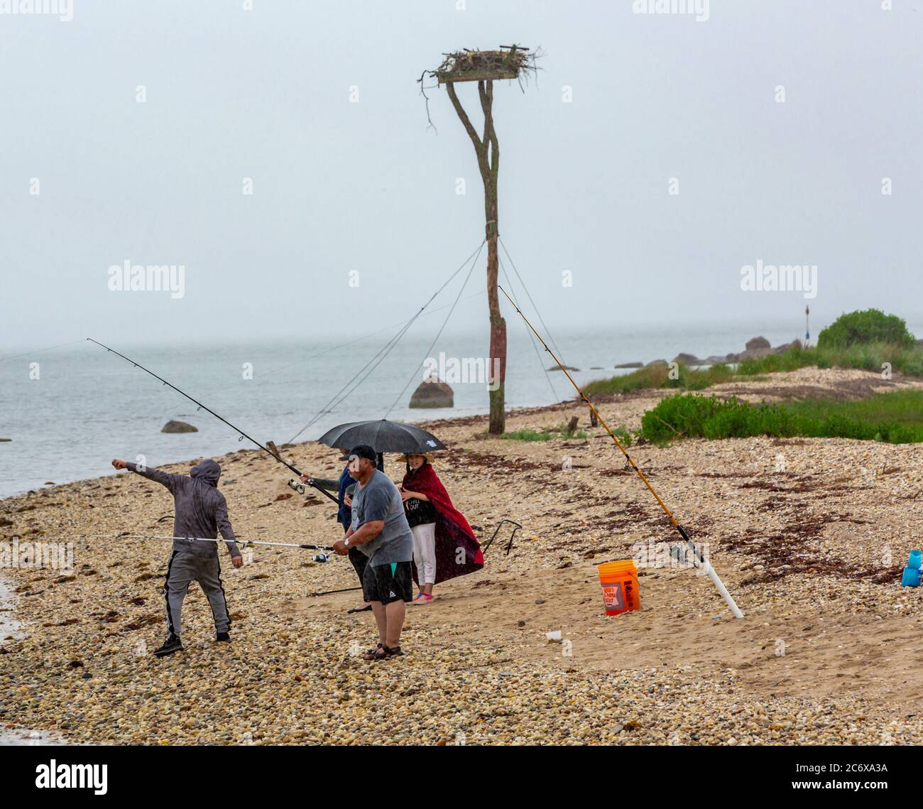 Menschen, die im Regen angeln auf Shelter Island, NY Stockfoto