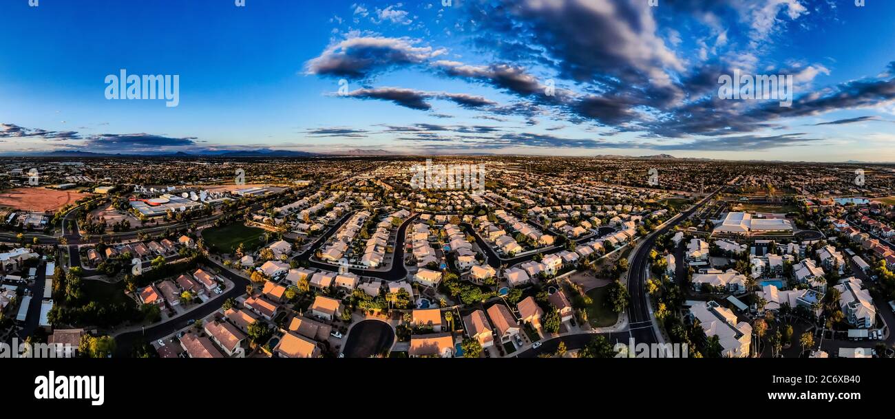 Luftpanorama einer Wohngemeinschaft in Gilbert Arizona, als die Sonne hinter der Kamera unterging. Stockfoto