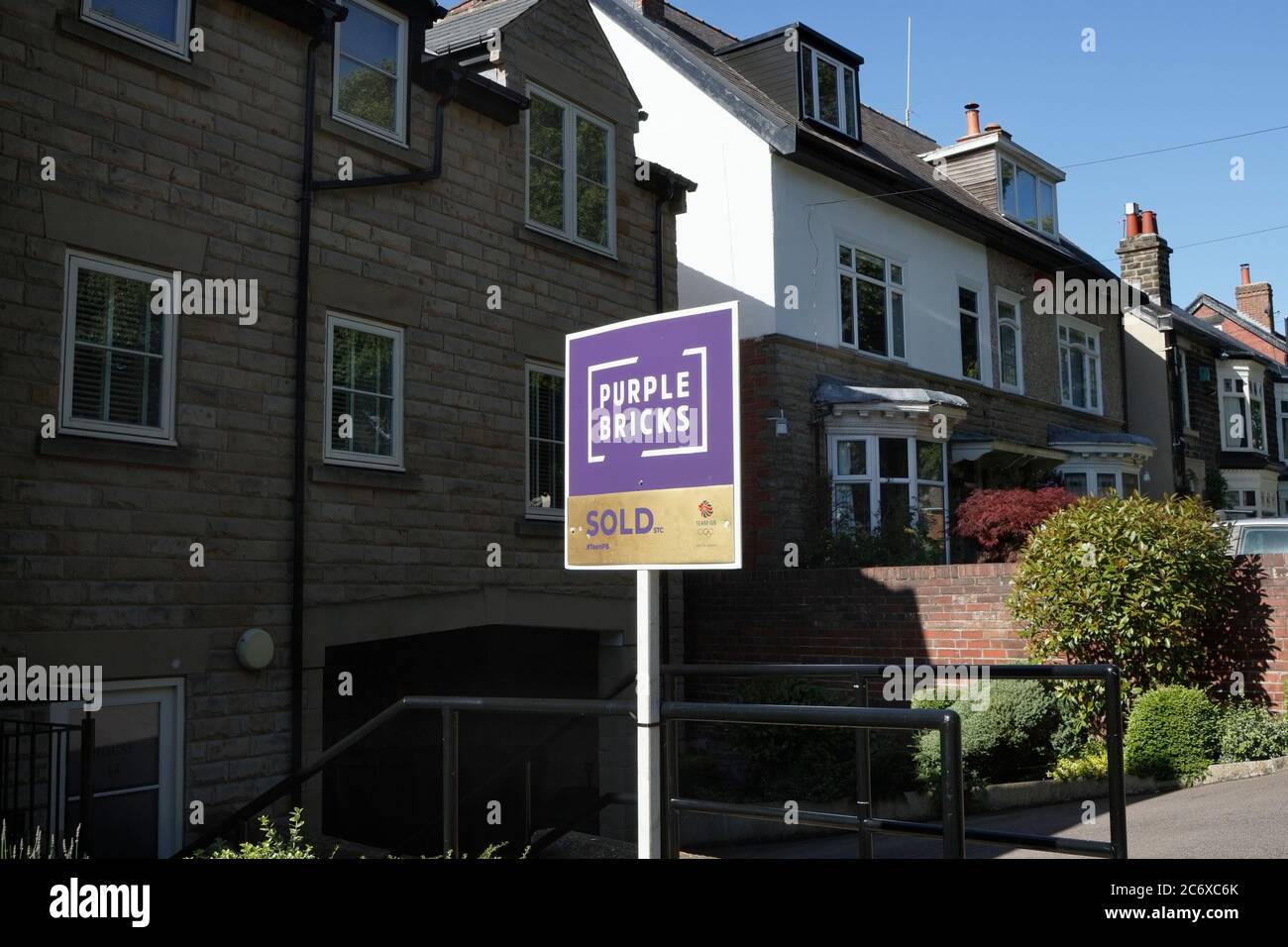 Purple Brick Estate Agents Verkauft Zeichen Stockfoto