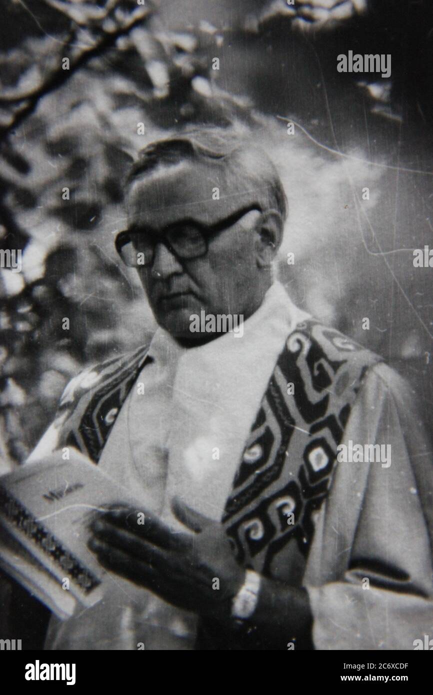 Feine 70er Jahre Vintage Schwarz Weiss Lifestyle Fotografie Von Priester Sagen Sonntagsmesse In Einem Sommer Scout Camp Stockfotografie Alamy
