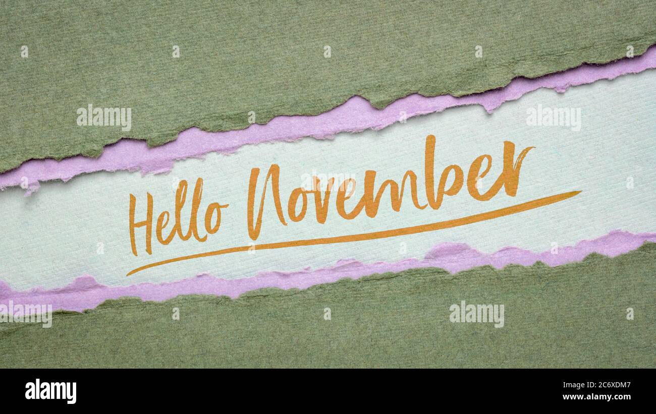 Hallo November Begrüßungsnote - Handschrift auf einem handgefertigten Stoffpapier, Kalenderkonzept Stockfoto