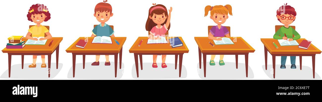 Grundschüler sitzen am Schreibtisch. Grundschulbildung, Kinder schreiben im Copybook, die Hand heben, um zu antworten Stock Vektor
