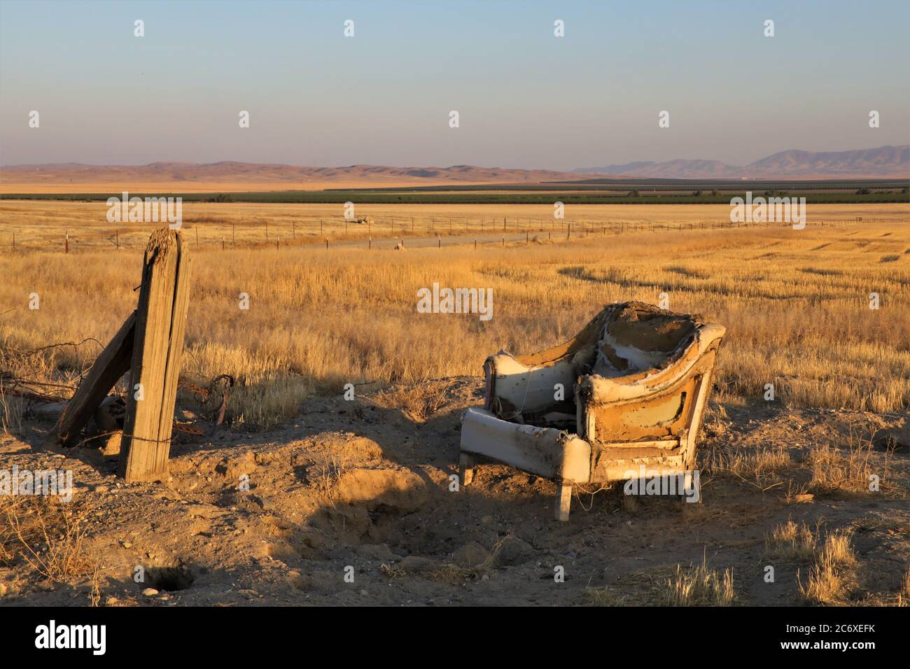 Fotos aus der Show verlassene Amerika, Stühle im zentralen Tal von Kalifornien mit dem Jane House und Müll von Einheimischen Kunst, Künstler gedumpt Stockfoto