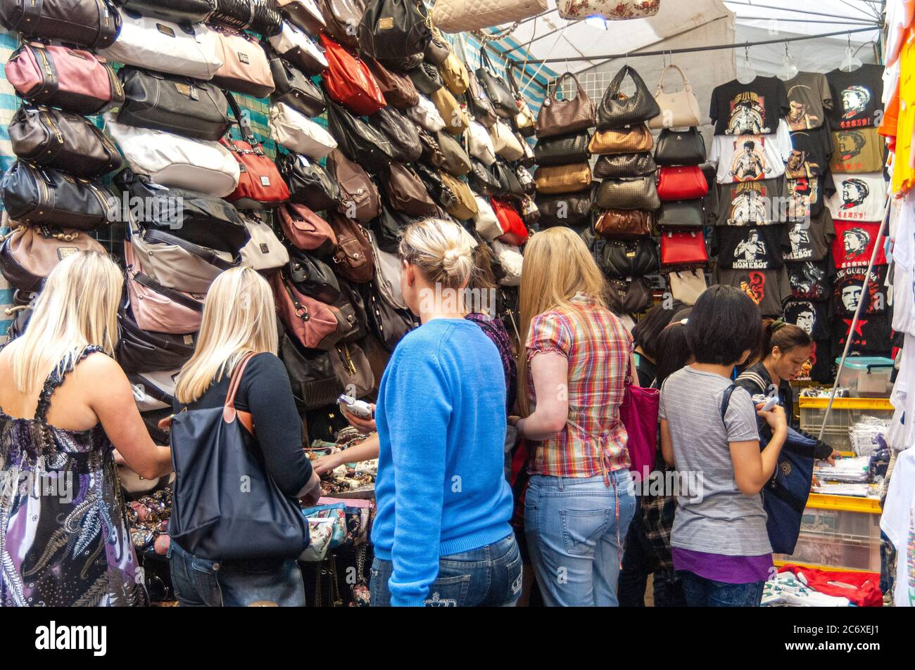 Taschen und Kleidung zum Verkauf an einem Marktstand, Ladies Market, Mongkok, Kowloon, Hong Kong Stockfoto
