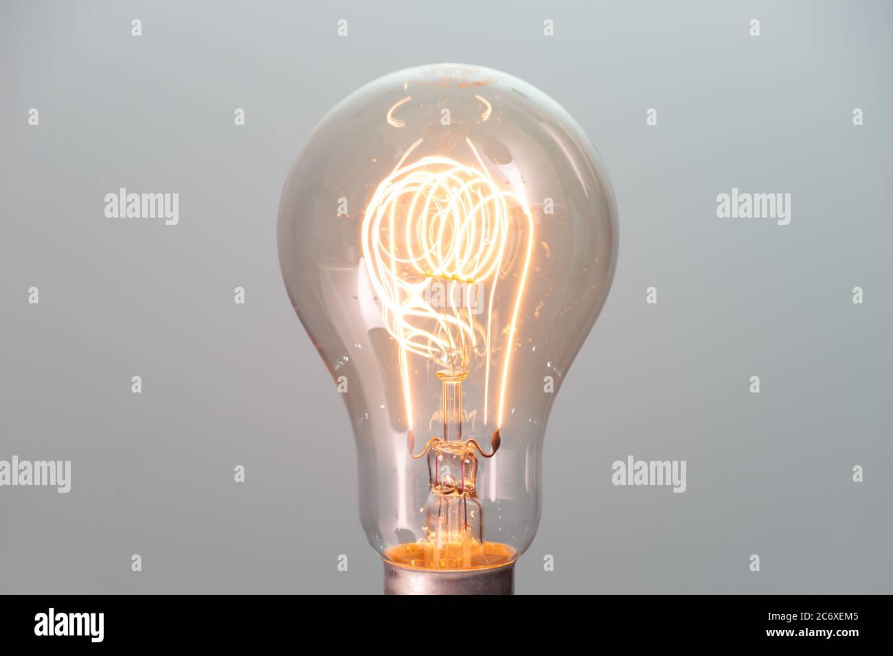 GEC 130W Carbon Filament 'Heizelement' Lampe mit beleuchtetem Filament, hergestellt in Großbritannien. Stockfoto