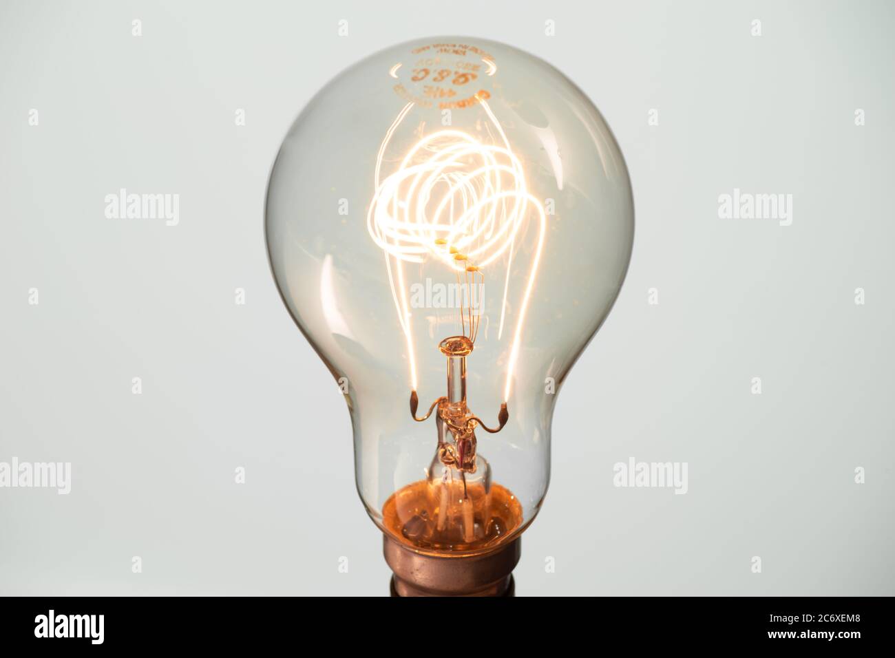 GEC 130W Carbon Filament 'Heizelement' Lampe mit beleuchtetem Filament, hergestellt in Großbritannien. Stockfoto