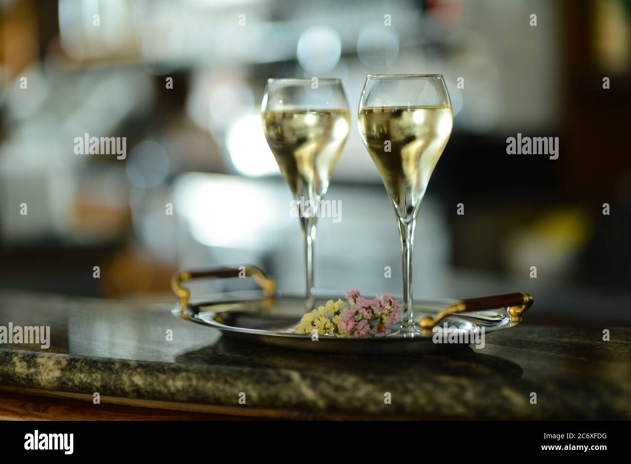 Zwei Gläser süßen Weißwein Malvasia für romantische Feier Stockfoto