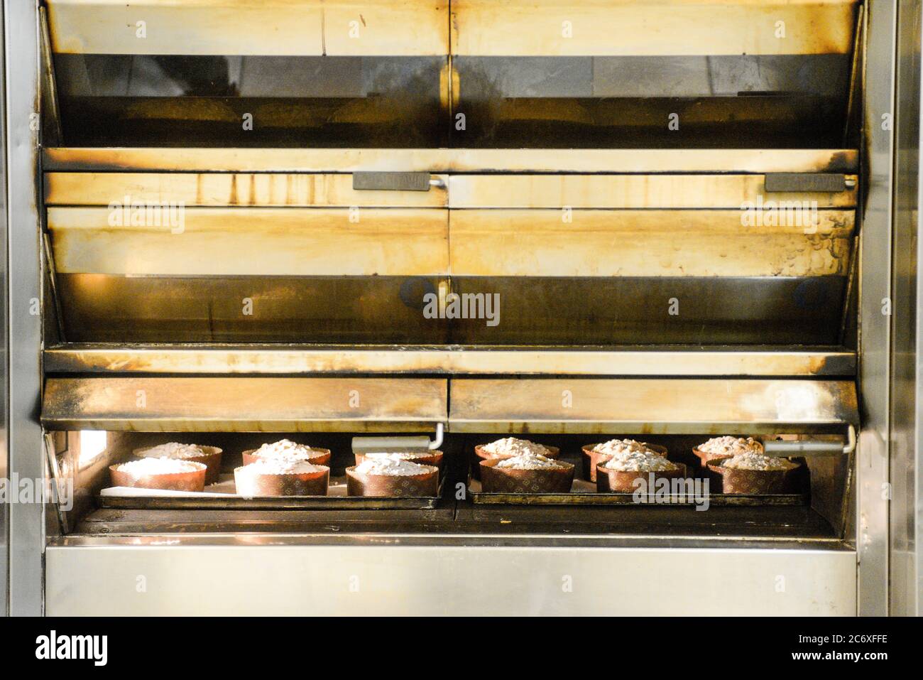 Backen Sie eine Gruppe von Panettone italienischen weihnachten süßen Kuchen in profi-Backofen Stockfoto