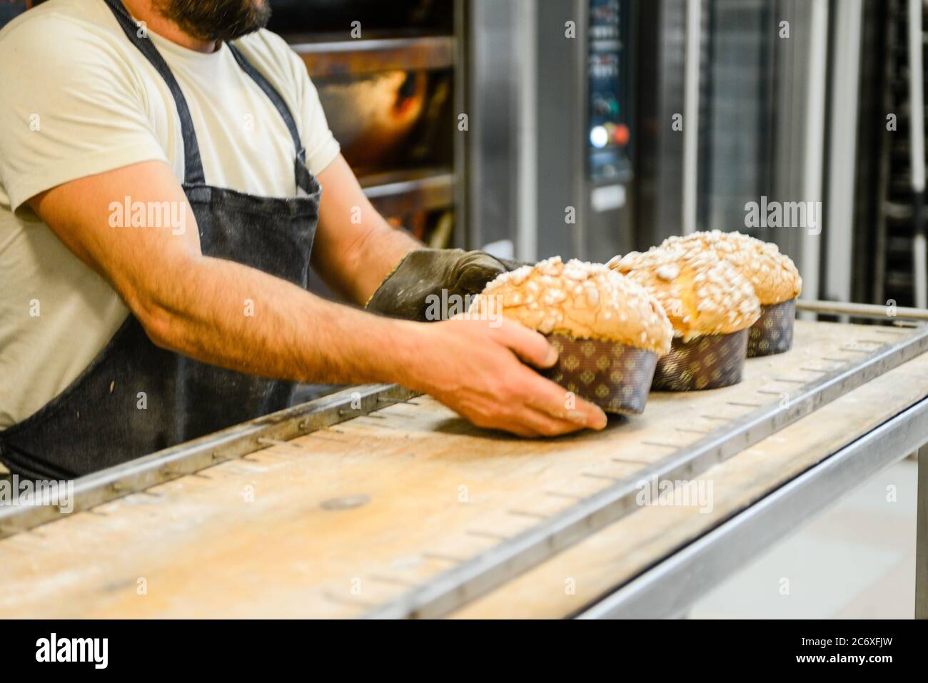 Konditor bereitet Backen italienischen weihnachten süßen Kuchen in der Bäckerei Stockfoto Konditor bereitet Backen italienischen weihnachten süßen Kuchen in der Bäckerei Stockfoto