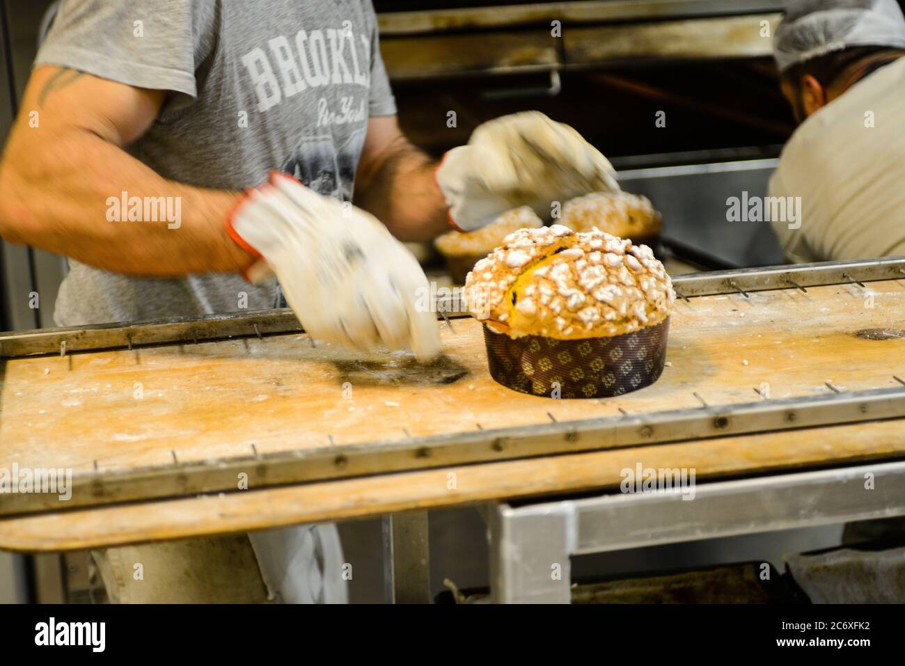Backen Sie eine Gruppe von Panettone italienischen weihnachten süßen Kuchen in profi-Backofen Stockfoto Backen Sie eine Gruppe von Panettone italienischen weihnachten süßen Kuchen in profi-Backofen Stockfoto