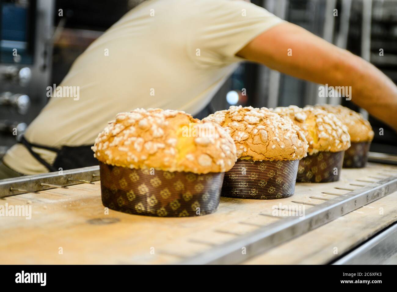 Konditor bereitet Backen italienischen weihnachten süßen Kuchen in der Bäckerei Stockfoto Konditor bereitet Backen italienischen weihnachten süßen Kuchen in der Bäckerei Stockfoto