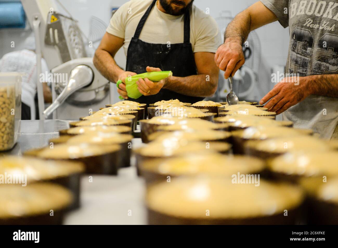 Bereiten Sie eine Gruppe von Panettone italienischen weihnachten süßen Kuchen in profi-Backofen Stockfoto Bereiten Sie eine Gruppe von Panettone italienischen weihnachten süßen Kuchen in profi-Backofen Stockfoto