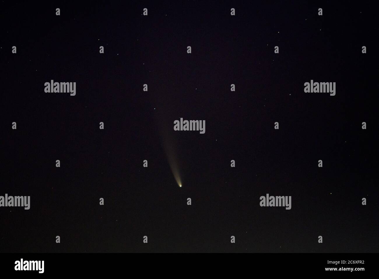 Washington DC, USA. Juli 2020. Komet NEOWISE wird vor Sonnenaufgang über Washington, DC, am 12. Juli 2020 gesehen. Der Komet wurde am 27. März vom Near-Earth Object Wide-Field Infrared Survey Explorer der NASA entdeckt. Seitdem wurde der Komet, Komet C/2020 F3 NEOWISE genannt und Komet NEOWISE genannt, von mehreren NASA-Raumfahrzeugen entdeckt, darunter Parker Solar Probe, NASA's Solar and Terrestrial Relations Observatory, ESA/NASA Solar and Heliospheric Observatory und Astronauten an Bord der Internationalen Raumstation. Kredit: UPI/Alamy Live Nachrichten Stockfoto
