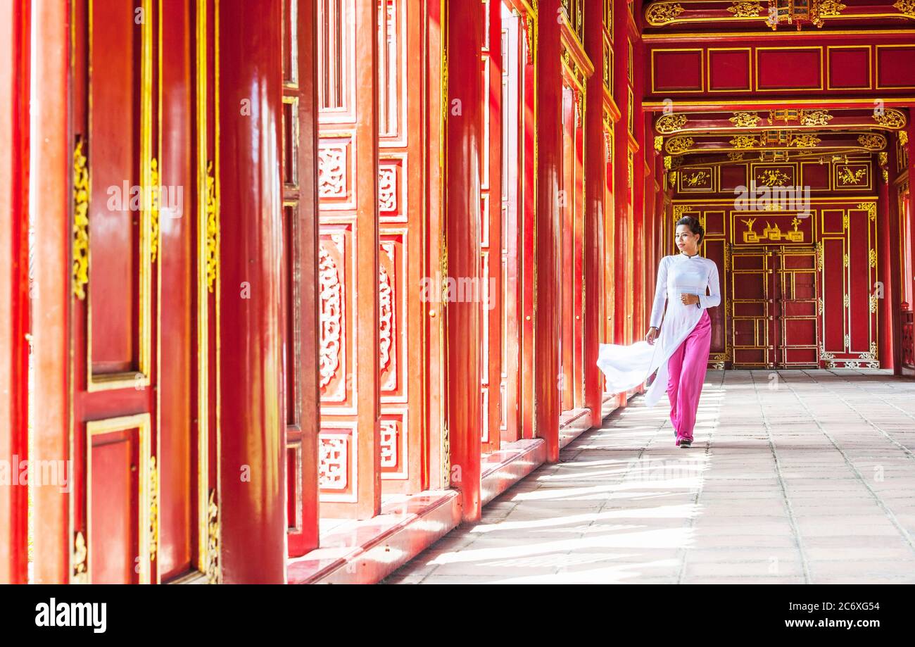 Schöne Frau, die den Kaiserpalast in Hue / Vietnam erkundet Stockfoto