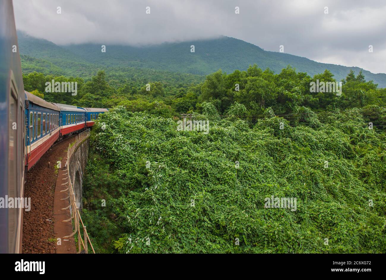 Zug fährt entlang der Küste von Vietnam Stockfoto