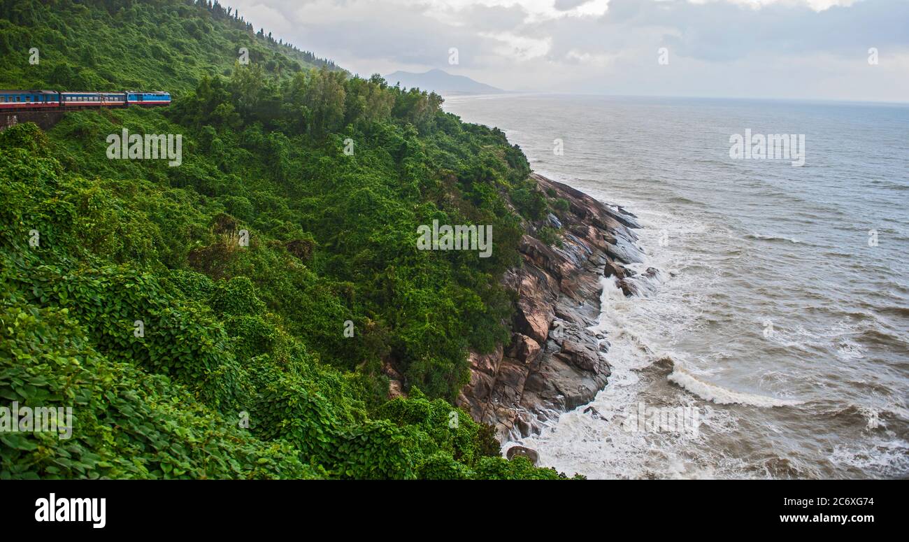 Zug fährt entlang der Küste von Vietnam Stockfoto