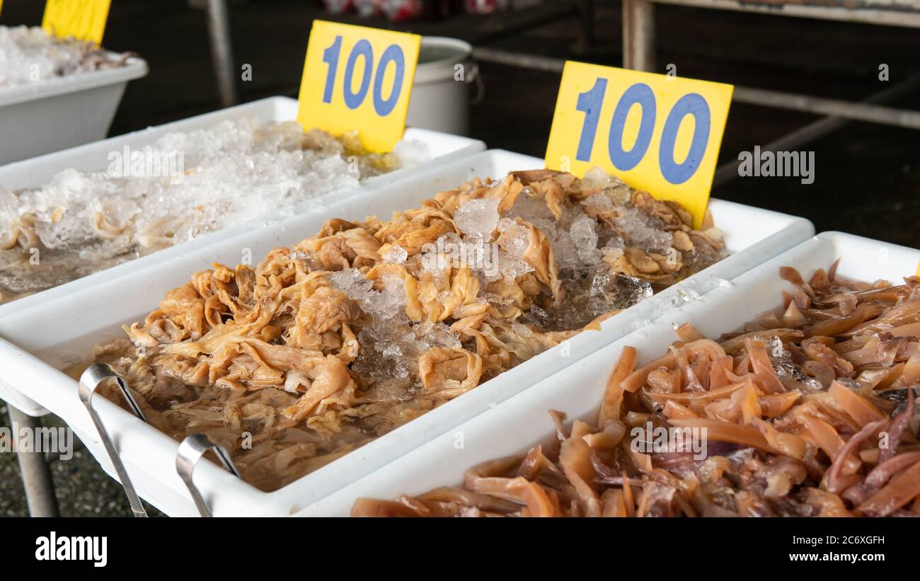 Verkauf von Meeresfrüchten in asiatischen Märkten. Meereskrebse und eine Vielzahl von Fischen zum Verkauf Stockfoto