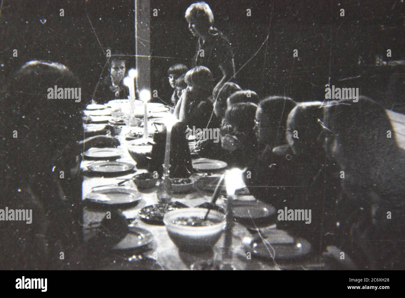 Feine 70er Jahre Vintage schwarz-weiß Lifestyle-Fotografie von Mädchen verbringen Zeit bei Mädchen Scout Camp. Stockfoto