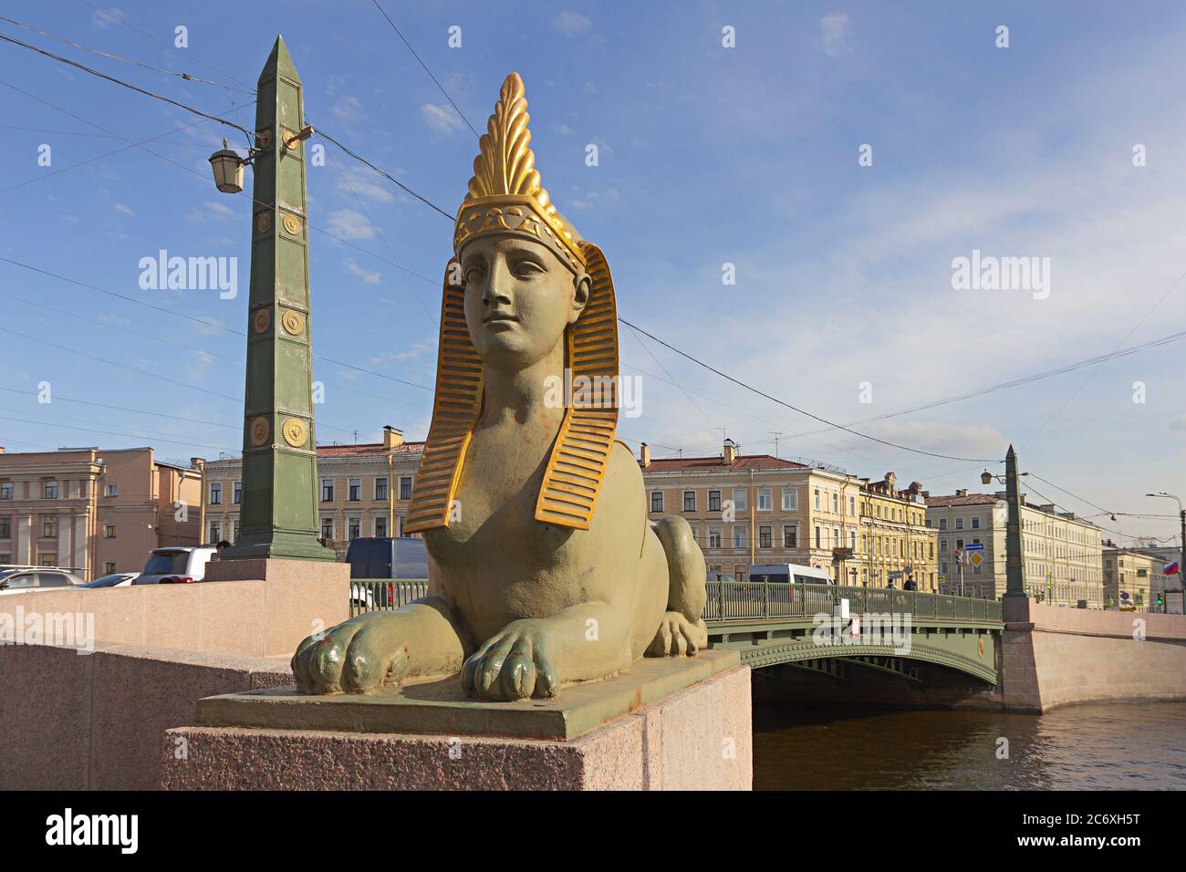 Ägyptische Brücke mit Sphinx-Figurenstatue und Laternenpfosten als ägyptischer Obelisk in St. Petersburg am Ufer der Fontanka Stockfoto