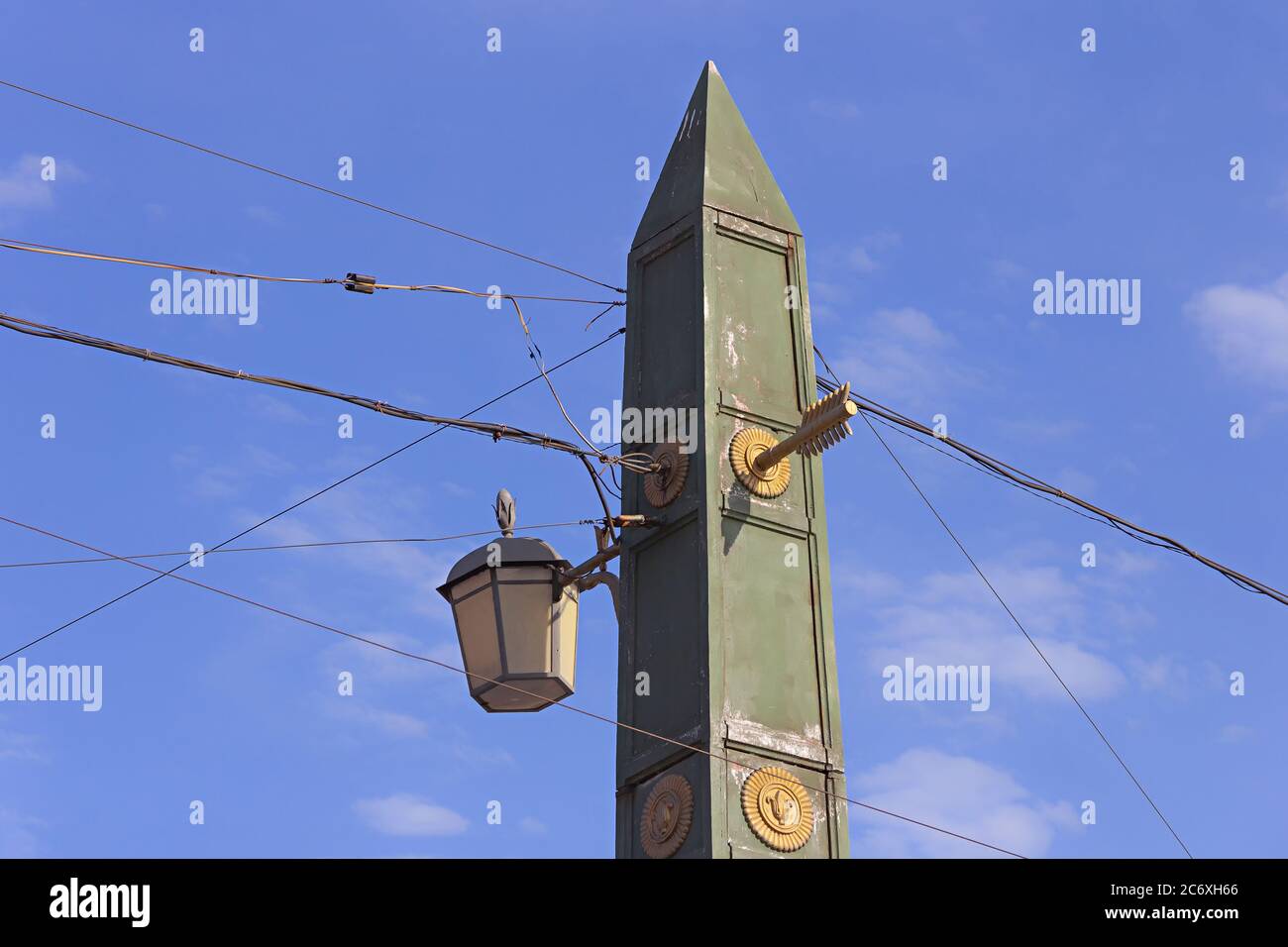 Ägyptische Brücke mit Sphinx-Figurenstatue und Laternenpfosten als ägyptischer Obelisk in St. Petersburg am Ufer der Fontanka Stockfoto