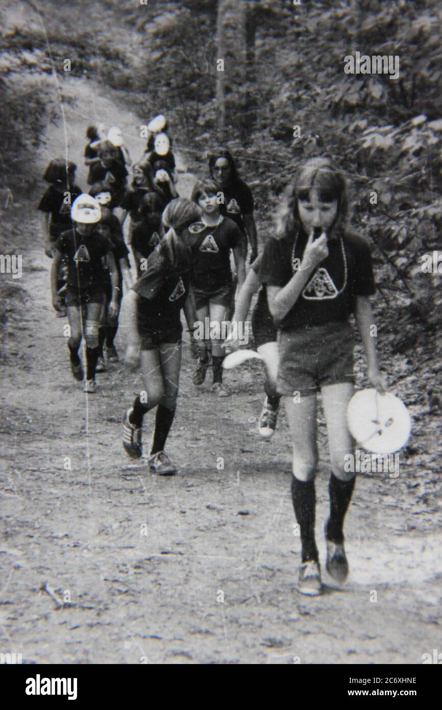 Feine 70er Jahre Vintage schwarz-weiß Lifestyle-Fotografie von Mädchen verbringen Zeit bei Mädchen Scout Camp. Stockfoto