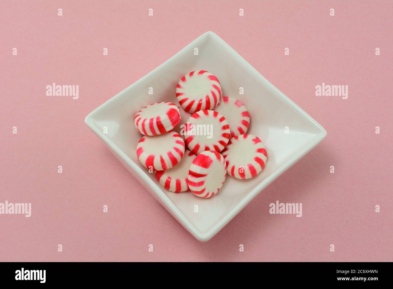 Pfefferminz harte Süßigkeiten in weißen Süßigkeitenschale auf rosa Hintergrund Stockfoto