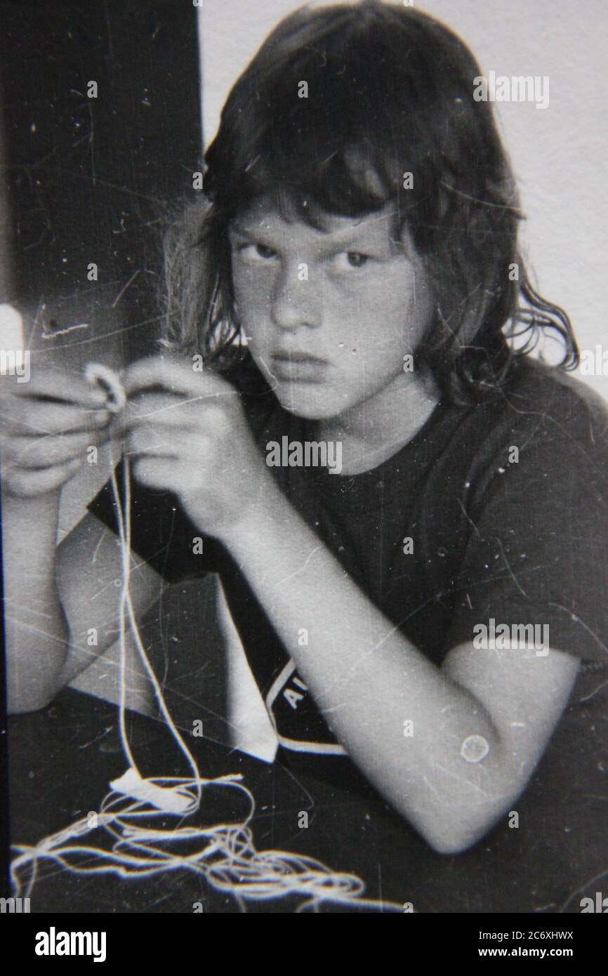Feine 70er Jahre Vintage schwarz-weiß Lifestyle-Fotografie eines Mädchens bei Mädchen Scout Camp. Stockfoto