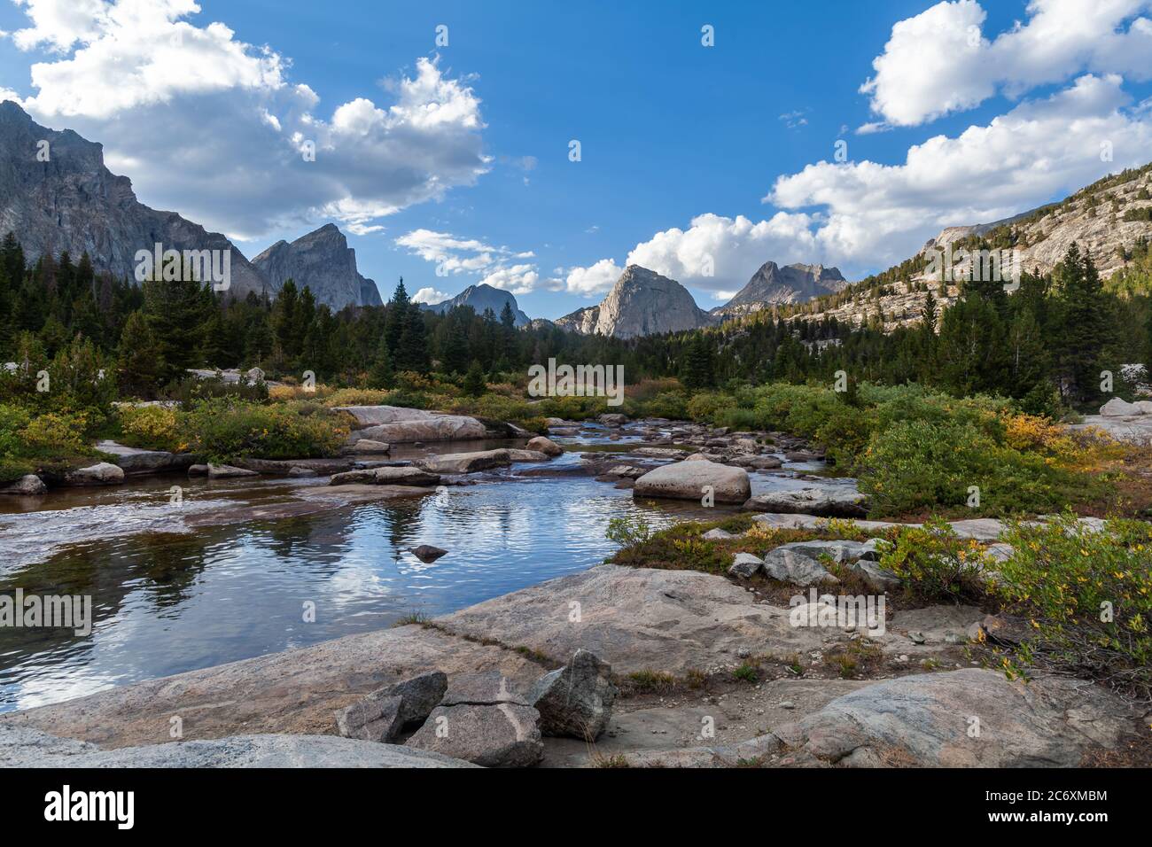 Der East Fork River im Windfluss von Wyoming. Links nach rechts sind im Norden Ambush Peak, RAID Peak und Midsummer Dome zu sehen. Stockfoto